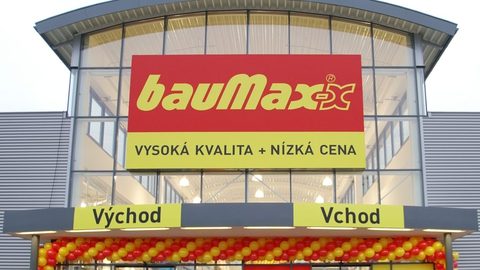 Řetězec bauMax je na prodej