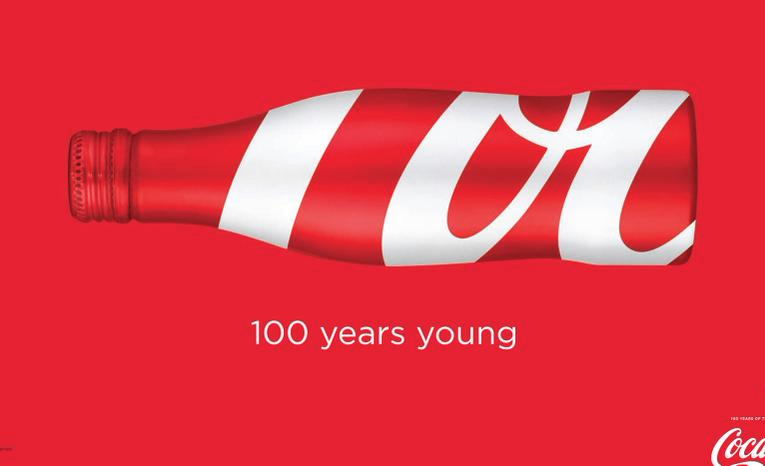 Coca-Cola slaví 100 narozeniny legendární lahve soutěží