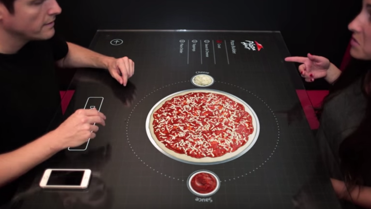 Objednávka pizzy pomocí dotykového stolu