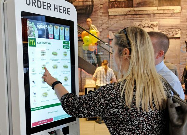 Zákazníci McDonalds si mohou objednávat bez front u dotykových displejů