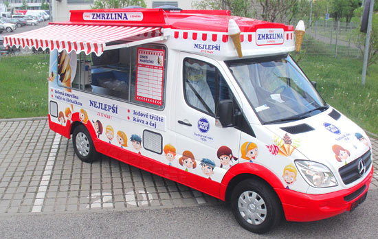V těchto horkých dnech pomáhá zákazníky zchladit také speciální zmrzlinové auto BOHEMILK