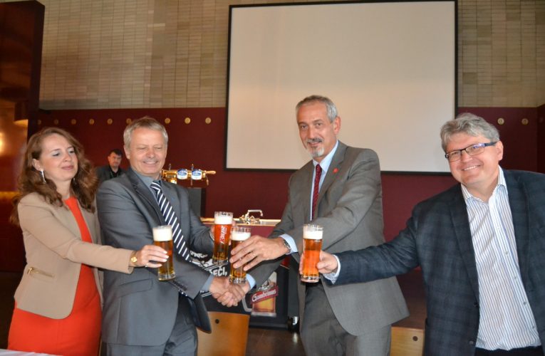 Rektor Západočeské univerzity uvařil s plzeňským sládkem pivo pro své studenty