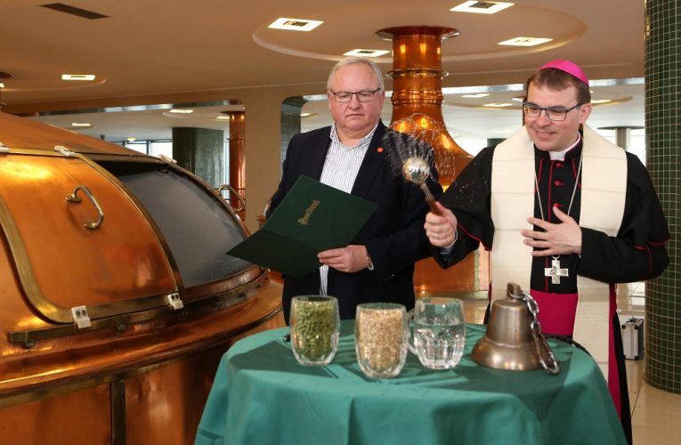 Plzeňský biskup požehnal velikonoční várce Pilsner Urquell