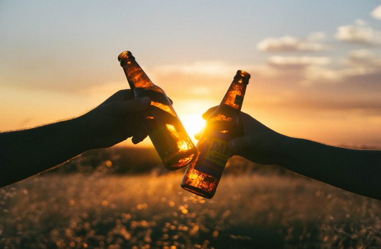 Podle výzkumu 6 z 10 Čechů pije alkohol několikrát měsíčně nebo častěji