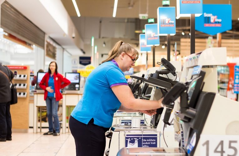 Tesco vyplatí speciální bonusy zaměstnancům v první linii na obchodech a distribučním centru