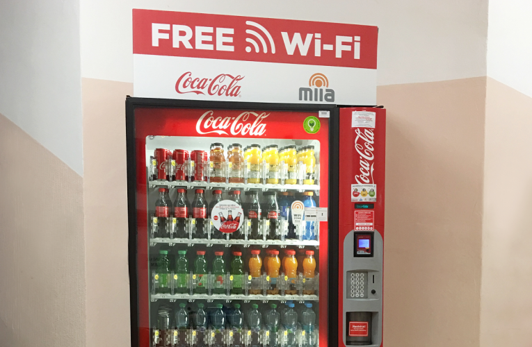 Coca-Cola osazuje desítky veřejných míst internetem zdarma prostřednictvím svých automatů