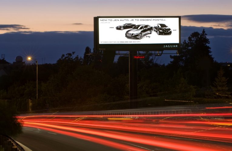 Tištěnou reklamu či billboardy lidé vnímají lépe než reklamu digitální