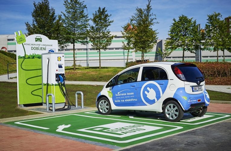 Lidl začíná instalovat rychlonabíjecí stanice pro elektromobily u svých prodejen