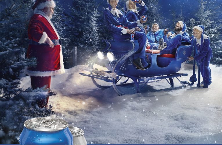 Vánoční kampaň Pepsi je plná elfů