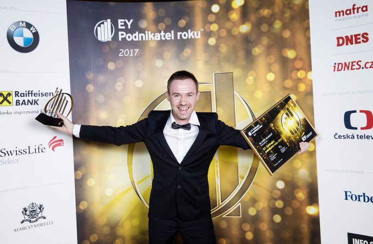 Zakladatel Kiwi.com Oliver Dlouhý vyhrál titul EY Začínající podnikatel roku 2017