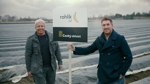 Rohlík.cz jako první online supermarket doručuje přímo z pole