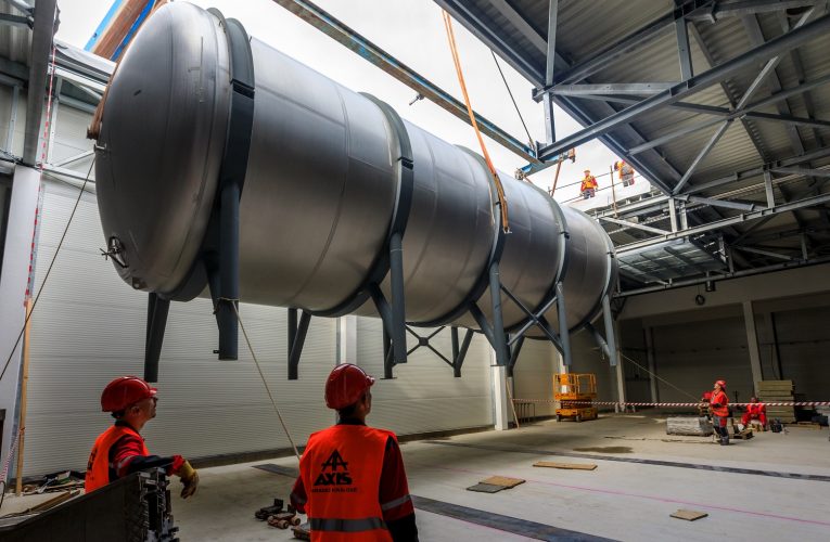 Budějovický Budvar zahájil montáž tanků v novém ležáckém sklepě