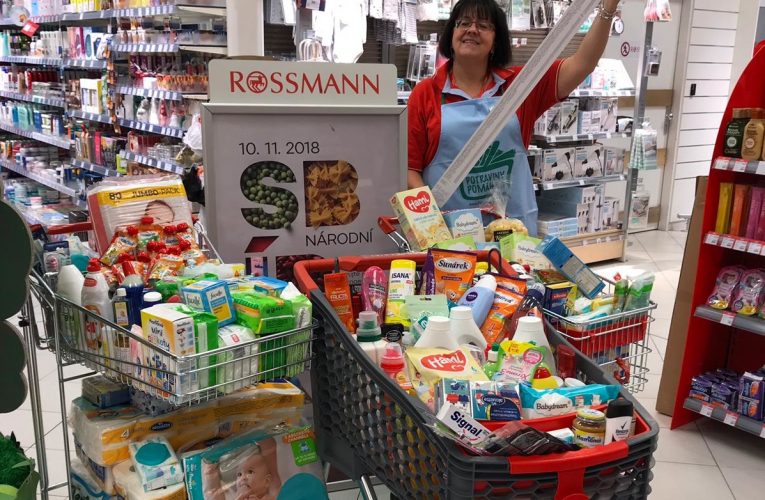 Zákazníci prodejen ROSSMANN darovali v rámci Národní potravinové sbírky přes 1,3 tuny drogistického i potravinářského zboží