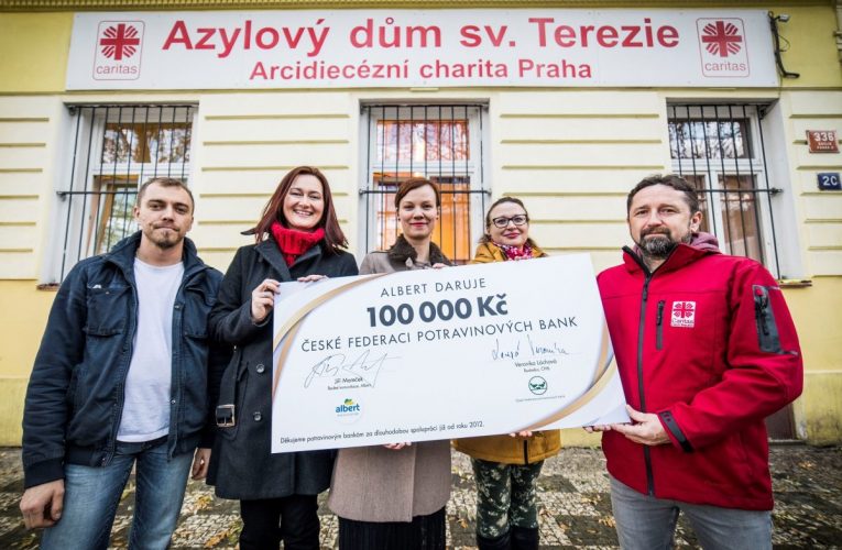Albert daroval 100 tisíc korun potravinovým bankám