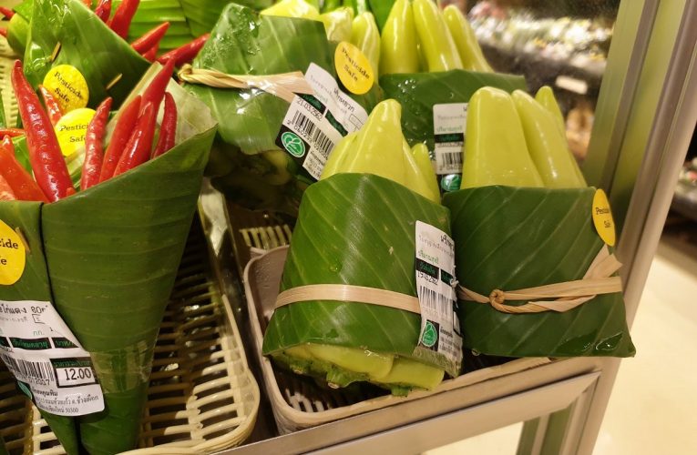 Thajský supermarket Rimping používá inovativní balení potravin pomocí banánových listů