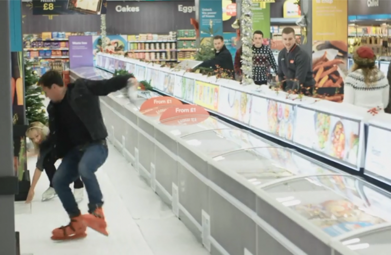 Před minulými Vánocemi naistaloval britský řetězec Iceland ve svém supermarketu kluziště