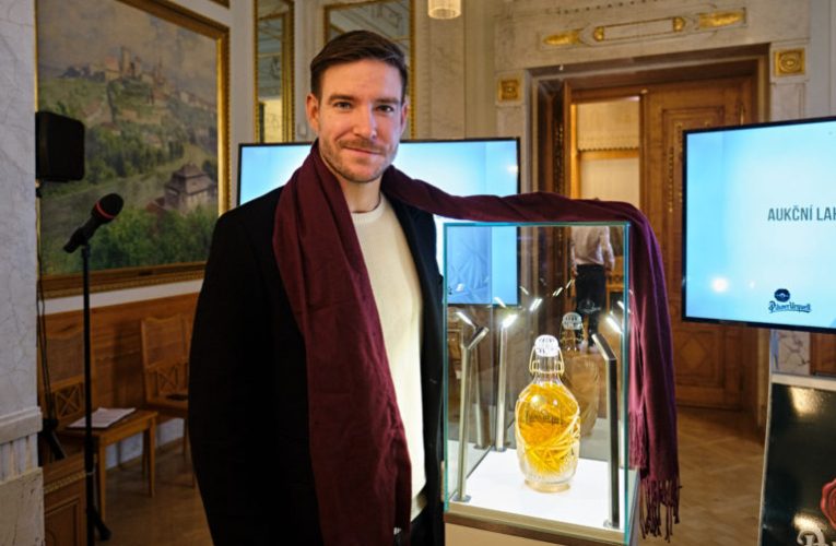 Charitativní aukční lahve Pilsner Urquell pro Centrum Paraple oslavují třicet let svobody
