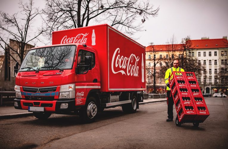 Coca-Colu budou nově po Praze rozvážet hybridní vozy