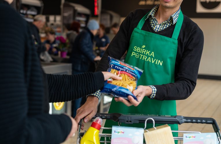 V prodejnách Lidl se vybralo pro Sbírku potravin 40 tun potravin a drogistického zboží
