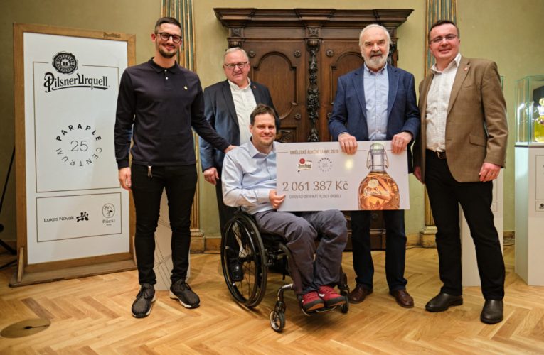 Centrum Paraple převzalo šek z charitativní aukce uměleckých pivních lahví Pilsner Urquell