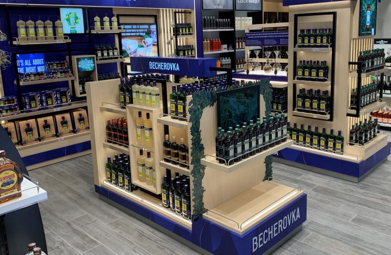 Becherovka shop-in-shop oslovuje pasažéry Letiště Václava Havla a cílí na jejich smysly