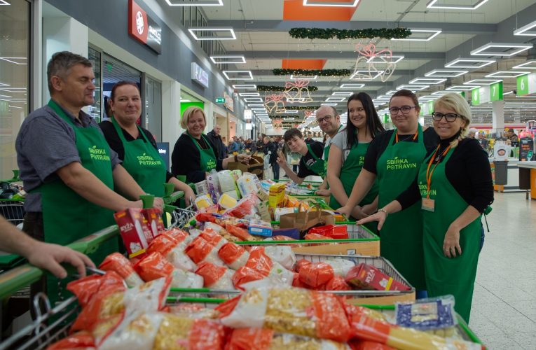 Nákup pro potravinovou sbírku rychle díky aplikaci, levněji díky slevám a bezpečně navzdory koronaviru