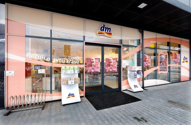 Společnost dm dnes otevřela novou prodejnu v nákupním centru Cheb Pivovar