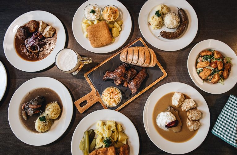 Lidé si navzdory okolnostem dopřáli jídlo z restaurací i na Silvestra a Nový rok