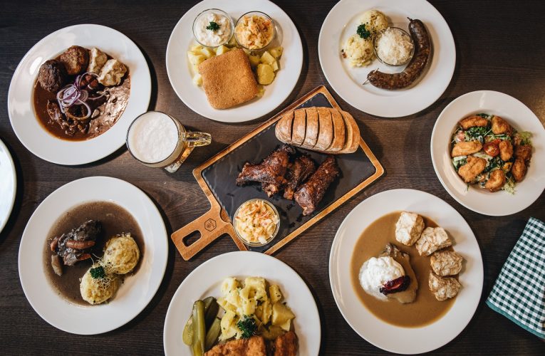 Lidé si navzdory okolnostem dopřáli jídlo z restaurací i na Silvestra a Nový rok