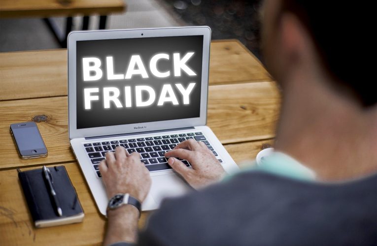 Na Black Friday nabízí slevy skoro 60 % obchodů