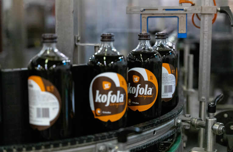 Kofola uvádí nealko nápoje ve vratném skle do prvních obchodů