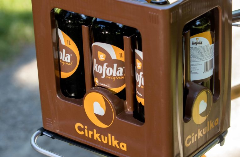 Holčička z reklamy se zlatým prasátkem se objeví v dalším spotu Kofoly