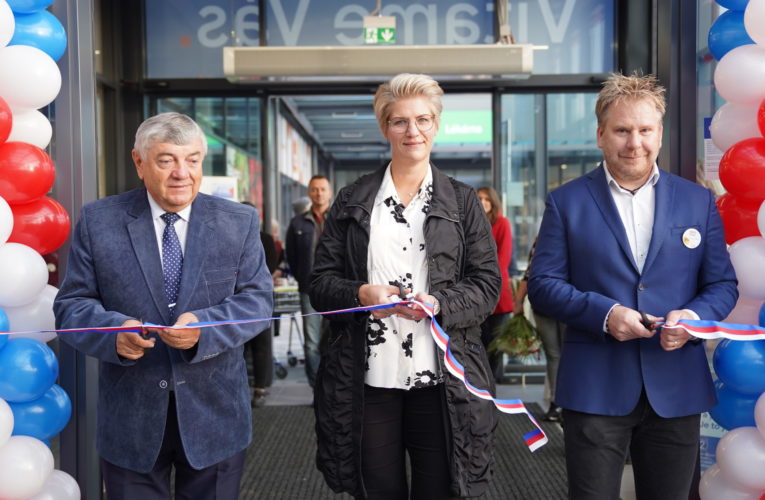 Hypermarket Tesco v Lysé nad Labem přivítal první zákazníky