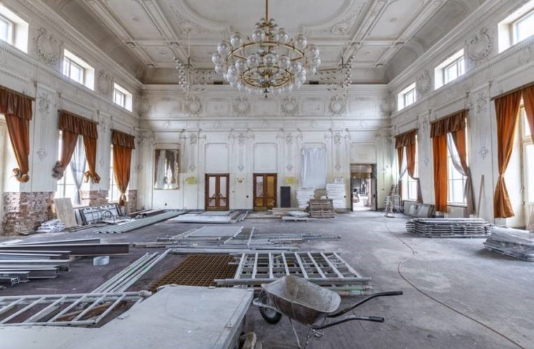 Secesní sál brněnského hlavního nádraží se po rekonstrukci otevírá veřejnosti, je v něm prodejna Rossmann