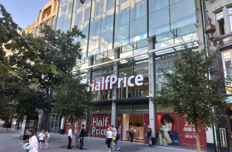 HalfPrice otevírá na Václavském náměstí největší prodejnu ve střední Evropě