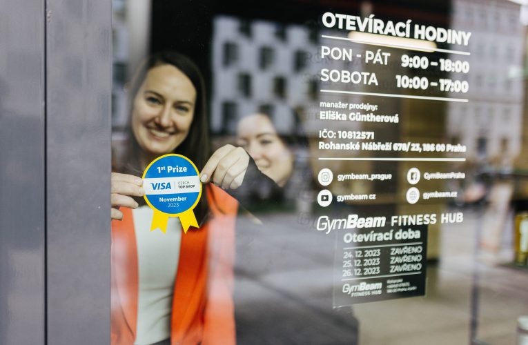 Prodejna a komunitní centrum v jednom – GymBeam si převzal ocenění za vítězství v listopadovém kole Visa Czech Top Shop