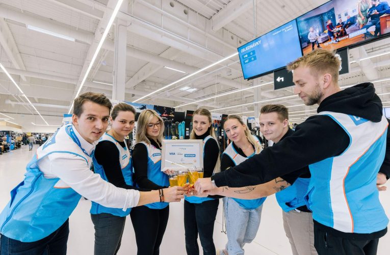 Prodejna Decathlon na Zličíně získala ocenění za vítězství v soutěži Visa Czech Top Shop