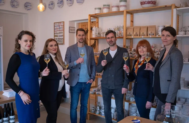 Odovzdávanie ocenenia v predajni keramiky v Modre