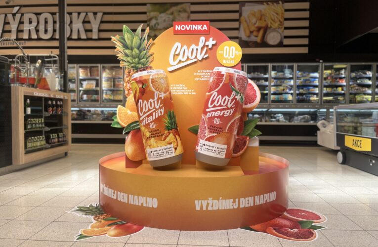 Pro letní kampaně jsou typické jasné barvy a odlehčený styl