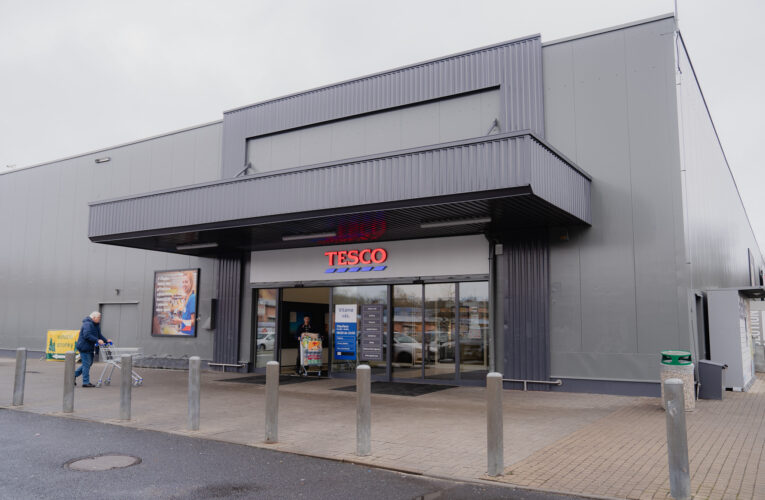 Na vánoční nákupy zve Tesco Cheb do nově zmodernizované prodejny