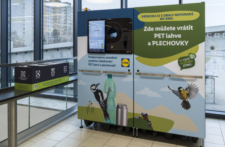 Lidl spouští provoz nového automatu na zpětný odběr PET lahví a plechovek v Praze 11