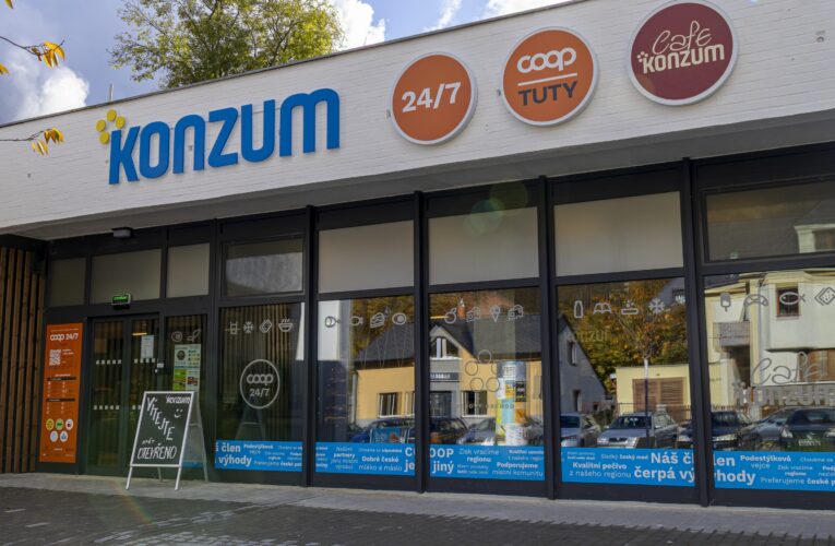 Eva Pavlová podpořila nákupem v nové automatizované prodejně v Jeseníku Potravinové banky