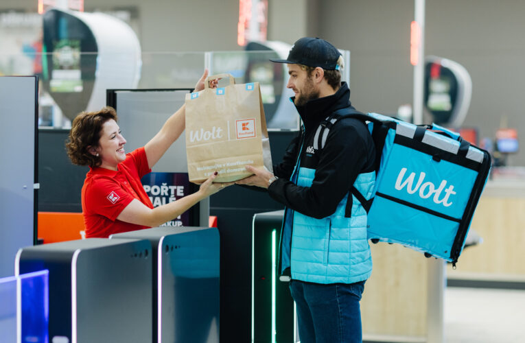 Kaufland a Wolt spojují síly: Potraviny i drogerii doručí kurýři z oblíbeného hypermarketu až domů